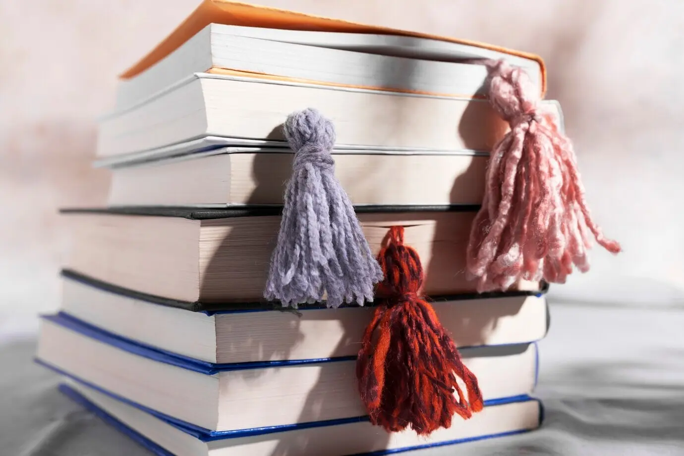 Anordnung von Büchern und Lesezeichen