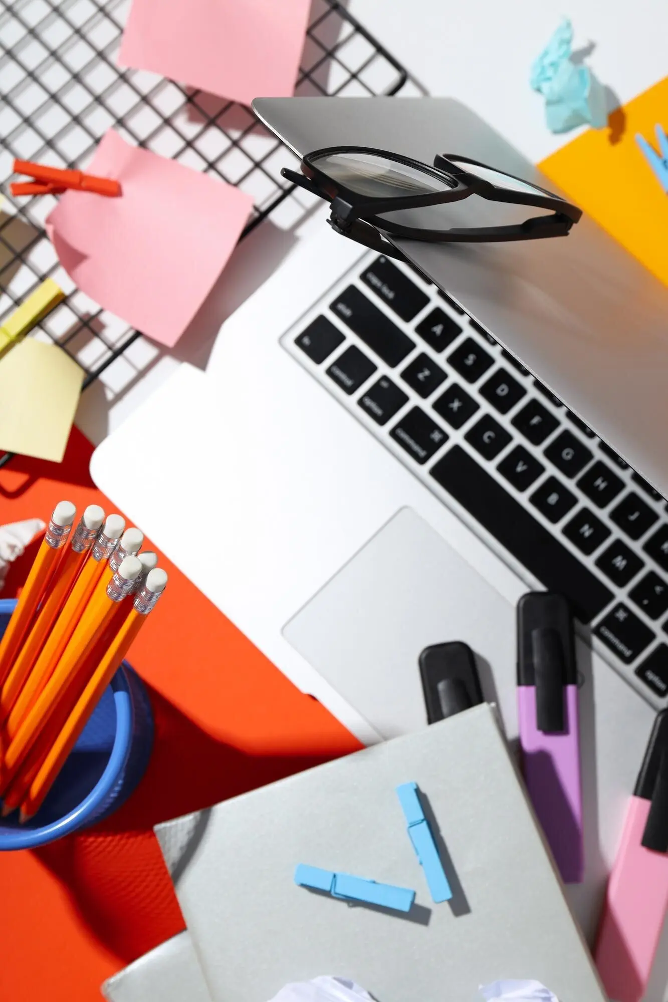 Unordentlicher Büroarbeitsplatz und Arbeitsbereichskonzept